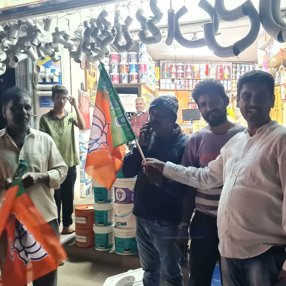 ManjuGundappa's tweet photo. ವಾರ್ಡ್ ನಂಬರ್ 03, ಬೂತ್ ನಂಬರ್ 236  (ಯಲಹಂಕ ವಿಧಾನಸಭಾ ಕ್ಷೇತ್ರ) ರಲ್ಲಿ ಬೂತ್ ವಿಜಯ ಅಭಿಯಾನ ಕಾರ್ಯಕ್ರಮವನ್ನು ಯಶಸ್ವಿಯಾಗಿ ಮಾಡಲಾಯಿತು ಎಲ್ಲ ಪ್ರಮುಖರು ಬೂತಿನ ಪ್ರಮುಖರು ಹಾಜರಿದ್ದರು ಮನೆಗಳ ಮೇಲೆ ಬಿಜೆಪಿ ಬಾವುಟವನ್ನು ಹಾರಿಸಲಾಯಿತು. 
🚩🚩🚩🚩🚩🚩🚩🚩🚩🚩🚩 https://t.co/cVy6I86Y2z