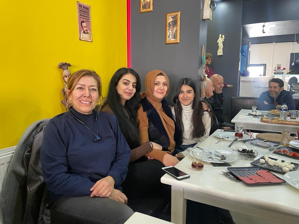 Düzce Uluslararası Öğrenci Derneği olarak,  Biz Büyük Bir Aileyiz Derneğinin kahvaltısına katılan kızlarımız güzel bir sabah kahvaltısı programında buluştular. Programdan dolayı Biz Büyük Bir Aileyiz Derneğine teşekkür ederiz.