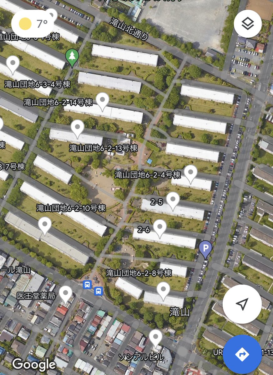 codanwalker's tweet photo. 幼児の生活圏と駐車場をしっかりと分離している団地は、ご覧の通り豊かな住環境を保っています。神代団地や滝山団地では歩行者動線から離れた位置に駐車場をまとめて設けました。ひばりが丘パークヒルズでは歩行者動線に干渉しない場所に立体駐車場を設置しています。 https://t.co/C3fywqz0Kl