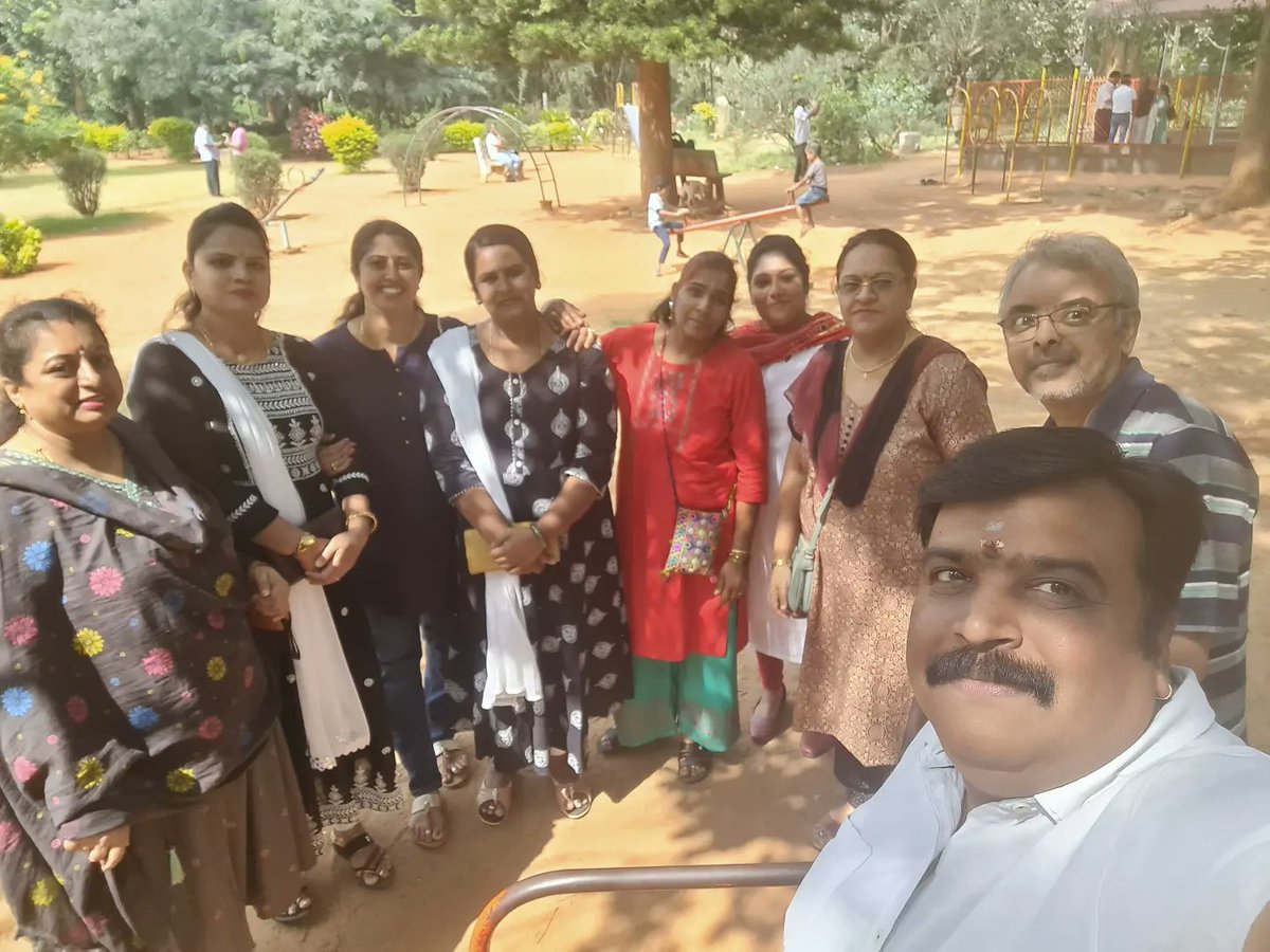ManjuGundappa's tweet photo. ಸ್ನೇಹಿತರೊಂದಿಗೆ ಹೂಸ ವರ್ಷದ ಸಂಭ್ರಮಾಚರಣೆ.. https://t.co/yxjh561jTr