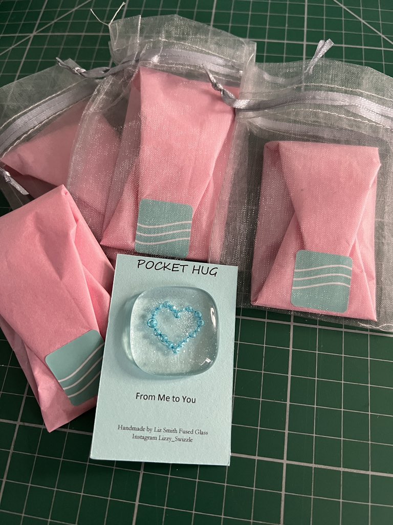 lizzy_swizzle's tweet image. A pocketful of hugs are ready to go to their new homes. It’s a difficult time at the moment for some people and a small gesture to tell them that you are thinking about them can make a big difference. #pockethug #fusedglass #withlove #mentalhealthawareness