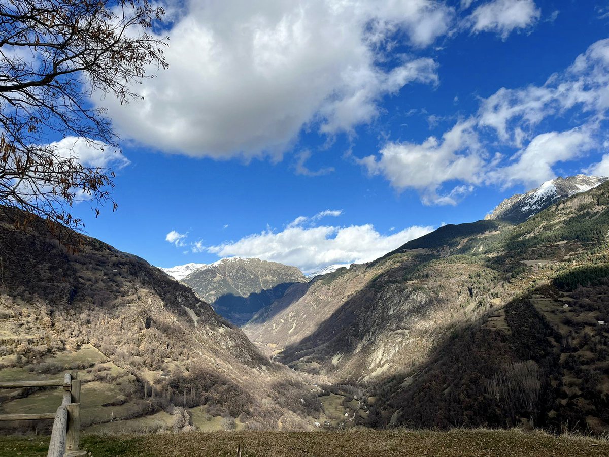🤔¿Dónde estamos? ¿Nos lo dices?
🏔Solo os podemos decir que es uno de los lugares que cuentan con un paisaje increíble y una belleza única. 
📷 Imagen @citchistau    
#valledechistau #turismochistau #citchistau #baldechistau