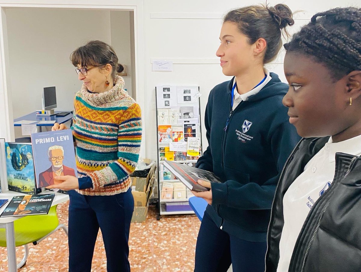 InstitutRome's tweet photo. Remise du prix du Concours #BD à Elisa A. de 1ère pour sa critique de « Primo Levi » de @mastro_teo 👏🏻
Bravo pour votre participation et bonne rentrée à toutes et à tous !
#ISD #concours #CDI #lecture #culture #espritcritique #odyssey #aefe #rome https://t.co/q06EhLZuiE
