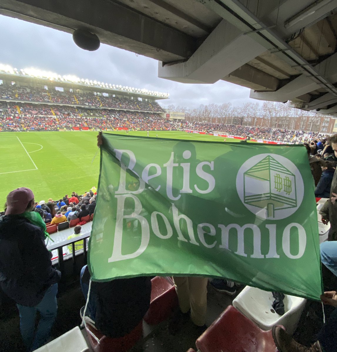 BetisBohemio's tweet photo. Soñamos con ser supercampeones, pero preferimos ir a Vallecas que a Arabia. Porque es más bonito ver a los tuyos silenciando un campo que aprieta, que estar rodeado de clientes que van a ver un espectáculo.

El fútbol es de la gente. Más balompié y menos negocio, @LaLiga @rfef. https://t.co/p2eTIUlx4Z