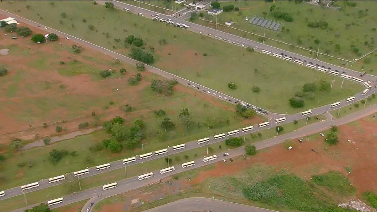 leiatheinvestor's tweet photo. ++ 1,2 mil presos agora no QG do Exército em Brasília; estão sendo levados todos pra superintendência da PF https://t.co/57m4W3ZLcz