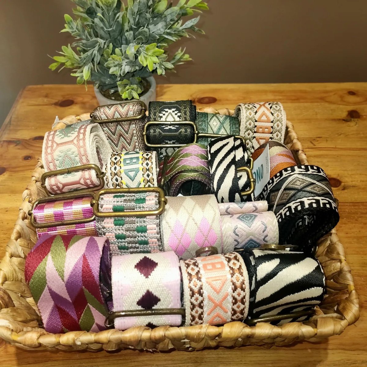 🤩 Los accesorios pesonalizados son un must temporada tras temporada 💘 ¿Sabías que en nuestro @once28.brand puedes encontrar diferentes correas así de originales para completar tus bolsos? ¡A nosotros nos parece una idea genial! 👏🏻 🛍️