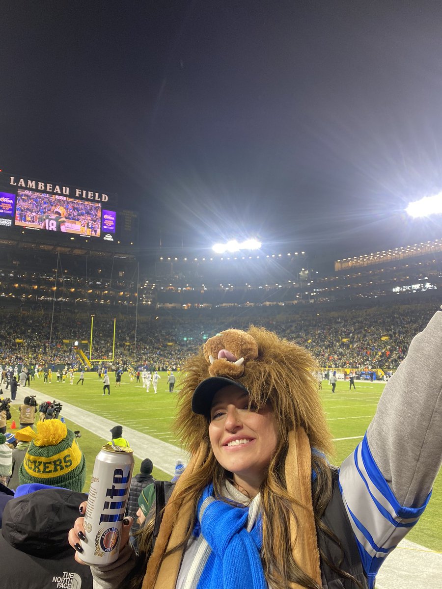 alexisnverbison's tweet photo. Best day ever #FTP #DETvsGB 🦁 https://t.co/4ckFb1pWzs