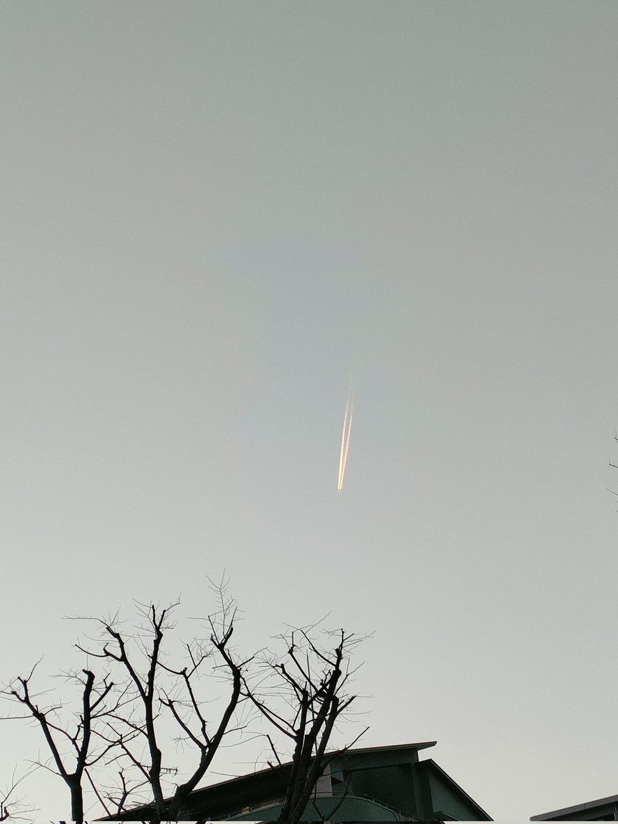 nowwakes2's tweet photo. きれいな飛行機雲ですな https://t.co/FXy0HQzBOn