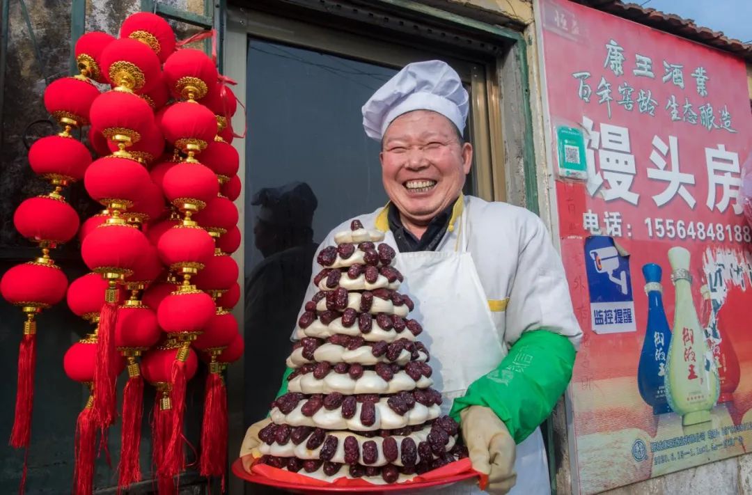 AmazingTaian's tweet photo. 🎉As #SpringFestival (Chinese #NewYear) approaches, bazaars in #Taian are filling up with shoppers in search of decorations, agricultural products, and daily necessities for the upcoming holiday. 🛍️More bazaars will open soon, so don't miss them! #DynamicTaian #TaianCulture https://t.co/NecVEpXQsL