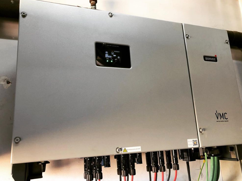 Vector__Energy's tweet photo. ⚡Nueva instalación de autoconsumo con inversores SUNVEC. Potencia pico de 50,6 kW de paneles solares en la residencia geriátrica Ballesol en Barcelona. ¡Enhorabuena Lynx Homes!
#inversores #solares #hibridos #baterias #autoconsumo #fotovoltaica #sunvec #renovables #vmc #vector https://t.co/fIvb2jJ1f8