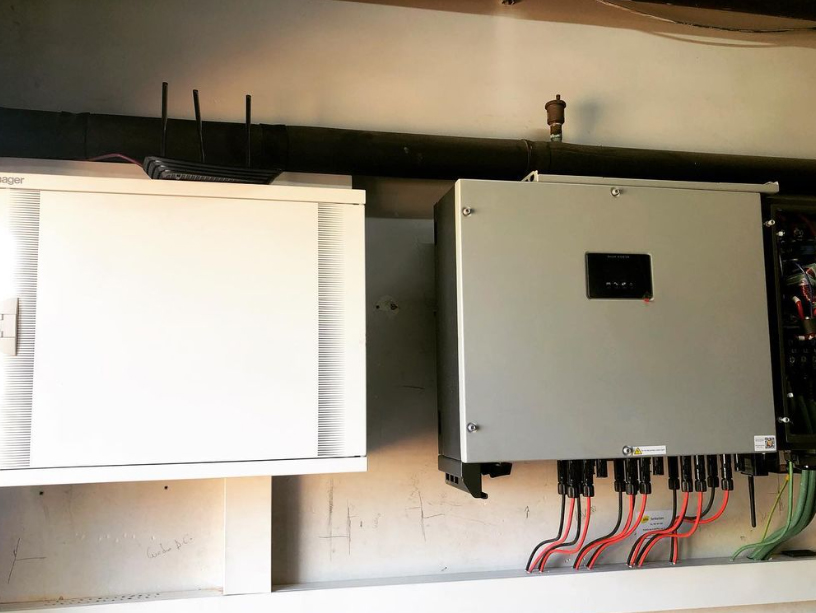 Vector__Energy's tweet photo. ⚡Nueva instalación de autoconsumo con inversores SUNVEC. Potencia pico de 50,6 kW de paneles solares en la residencia geriátrica Ballesol en Barcelona. ¡Enhorabuena Lynx Homes!
#inversores #solares #hibridos #baterias #autoconsumo #fotovoltaica #sunvec #renovables #vmc #vector https://t.co/fIvb2jJ1f8