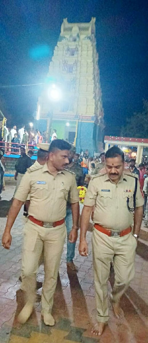 chnpolice's tweet photo. ಚಾಮರಾಜನಗರ ಜಿಲ್ಲೆಯ ಕೊಳ್ಳೇಗಾಲ ತಾಲ್ಲೂಕಿನ ಚಿಕ್ಕಲ್ಲೂರಿನಲ್ಲಿ ನಡೆಯುತ್ತಿರುವ"ಸಿದ್ದಪ್ಪಾಜಿ ಜಾತ್ರಾ ಮಹೋತ್ಸವ"ದ ದೇವಾಸ್ಥಾನಕ್ಕೆ ಭೇಟಿ ನೀಡಿ ಬಂದೋಬಸ್ತ್ ಬಗ್ಗೆ ಪರಿಶೀಲನೆ ಮಾಡಿ ಸ್ಥಳೀಯ ಅಧಿಕಾರಿಗಳಿಗೆ ಸೂಕ್ತ ಸಲಹೆ ಸೂಚನೆಗಳನ್ನು ನೀಡಲಾಯಿತು. #TPShivakumarIPS #SPchamarajanagar https://t.co/0SPh9O1PHC