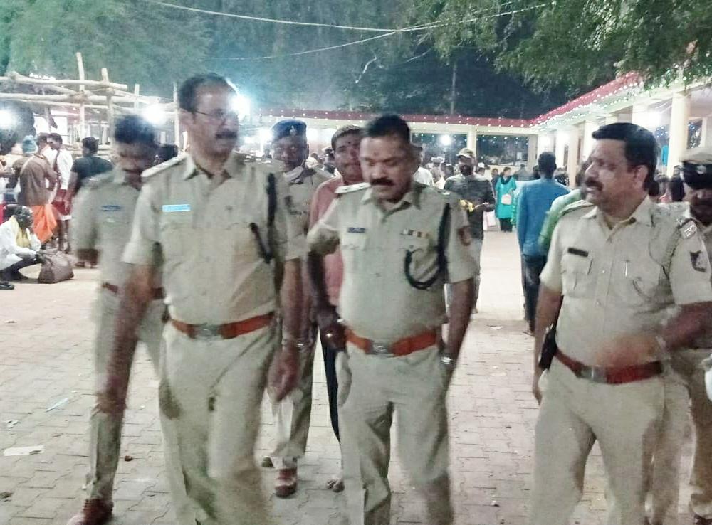 chnpolice's tweet photo. ಚಾಮರಾಜನಗರ ಜಿಲ್ಲೆಯ ಕೊಳ್ಳೇಗಾಲ ತಾಲ್ಲೂಕಿನ ಚಿಕ್ಕಲ್ಲೂರಿನಲ್ಲಿ ನಡೆಯುತ್ತಿರುವ"ಸಿದ್ದಪ್ಪಾಜಿ ಜಾತ್ರಾ ಮಹೋತ್ಸವ"ದ ದೇವಾಸ್ಥಾನಕ್ಕೆ ಭೇಟಿ ನೀಡಿ ಬಂದೋಬಸ್ತ್ ಬಗ್ಗೆ ಪರಿಶೀಲನೆ ಮಾಡಿ ಸ್ಥಳೀಯ ಅಧಿಕಾರಿಗಳಿಗೆ ಸೂಕ್ತ ಸಲಹೆ ಸೂಚನೆಗಳನ್ನು ನೀಡಲಾಯಿತು. #TPShivakumarIPS #SPchamarajanagar https://t.co/0SPh9O1PHC