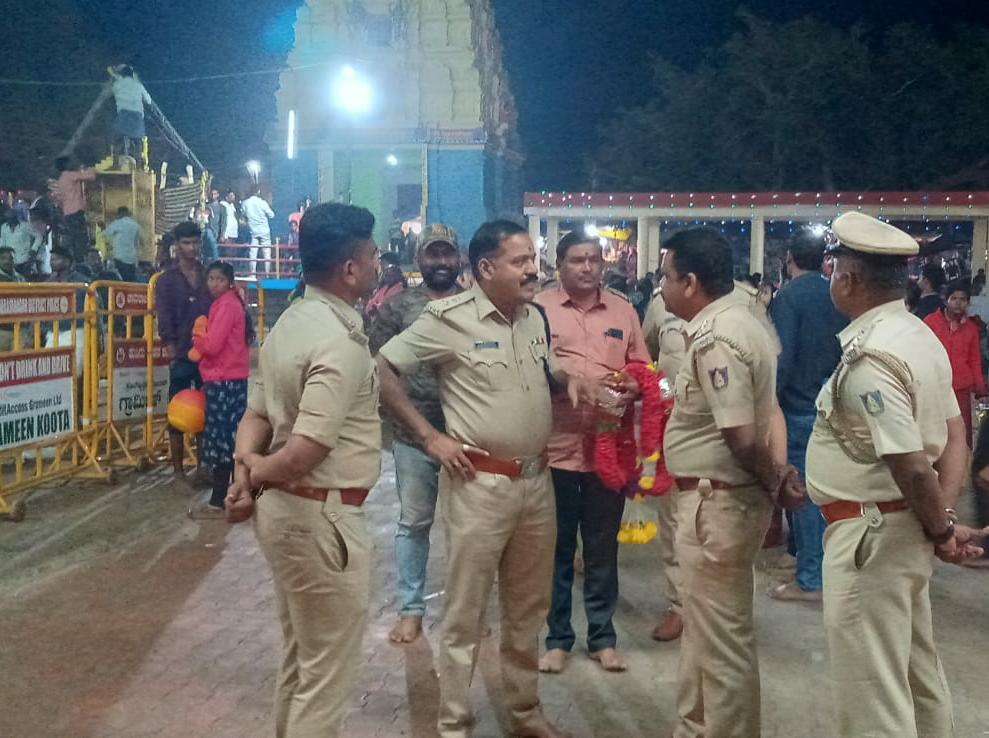 chnpolice's tweet photo. ಚಾಮರಾಜನಗರ ಜಿಲ್ಲೆಯ ಕೊಳ್ಳೇಗಾಲ ತಾಲ್ಲೂಕಿನ ಚಿಕ್ಕಲ್ಲೂರಿನಲ್ಲಿ ನಡೆಯುತ್ತಿರುವ"ಸಿದ್ದಪ್ಪಾಜಿ ಜಾತ್ರಾ ಮಹೋತ್ಸವ"ದ ದೇವಾಸ್ಥಾನಕ್ಕೆ ಭೇಟಿ ನೀಡಿ ಬಂದೋಬಸ್ತ್ ಬಗ್ಗೆ ಪರಿಶೀಲನೆ ಮಾಡಿ ಸ್ಥಳೀಯ ಅಧಿಕಾರಿಗಳಿಗೆ ಸೂಕ್ತ ಸಲಹೆ ಸೂಚನೆಗಳನ್ನು ನೀಡಲಾಯಿತು. #TPShivakumarIPS #SPchamarajanagar https://t.co/0SPh9O1PHC