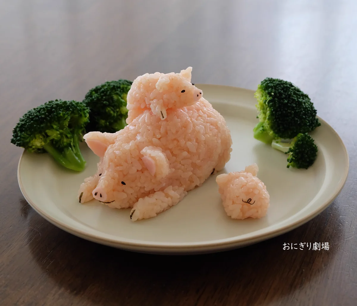 細かな部分まで作りこまれていて凄すぎる･･･！ある動物の親子をモチーフにした「おにぎり」！