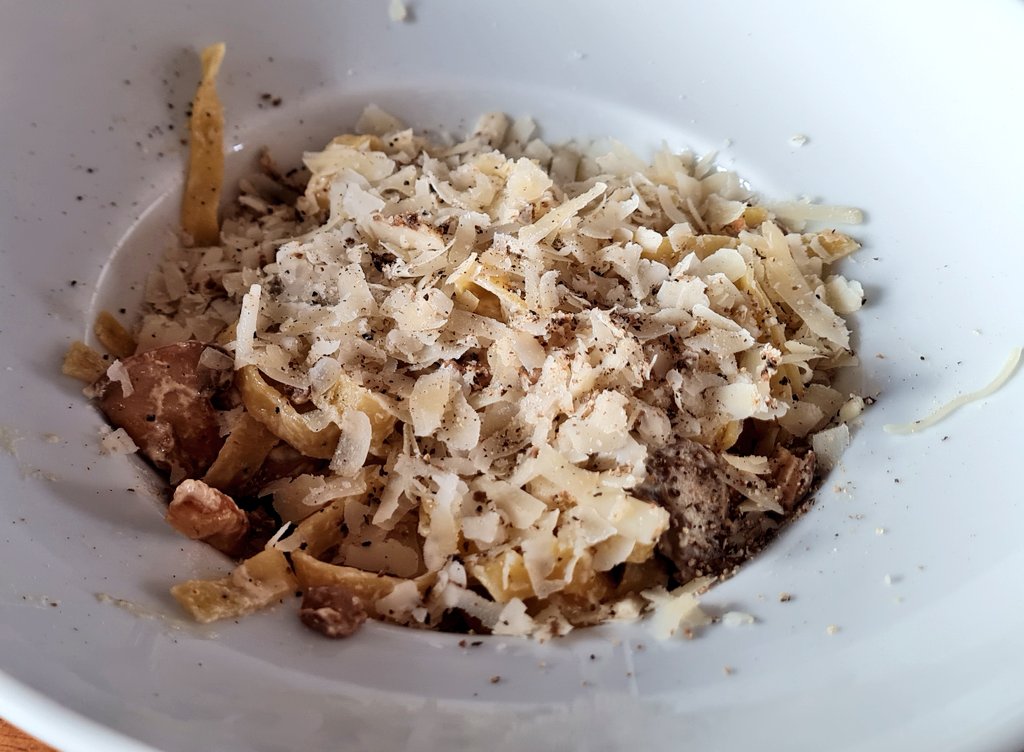 CantineVoyageur's tweet photo. Tagliatelles fraîches à la truffe blanche, champignons poêlés au beurre à l'échalote, Moliterno aux truffes râpé (fromage de brebis italien) 🍝 #DimancheMidi https://t.co/O2M7WZoyF3