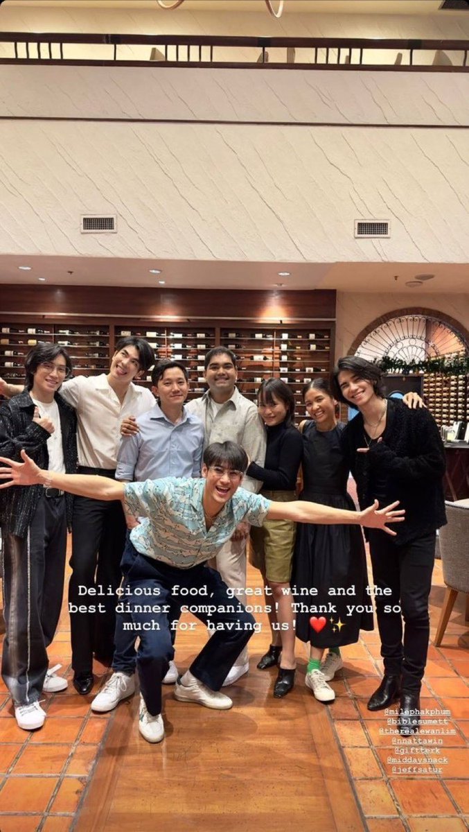 yourstrulycarat's tweet photo. I don't care you being bff with actor or not but your disrespectful act still fresh in our mind pls work more professional and fair it's so weird act like concert bestie but your position as staff is unprofessional ? @GiftterkM @beoncloud_th #bocdoyourwork https://t.co/TyO51RFOVF https://t.co/Db3f2jaCKS