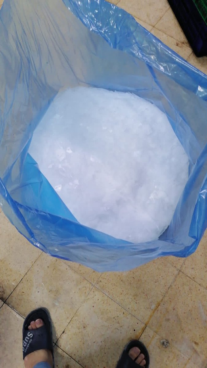 chinaicemachine's tweet image. Frozen flake ice is too strong to loose, why? Cause it melted very quick and there were much water in the surface of flake ice, when it was put to cold storage, melted ice was frozen again and difficult to cut in a small size.
Thus a special ice crusher needed.#flakeicemachine