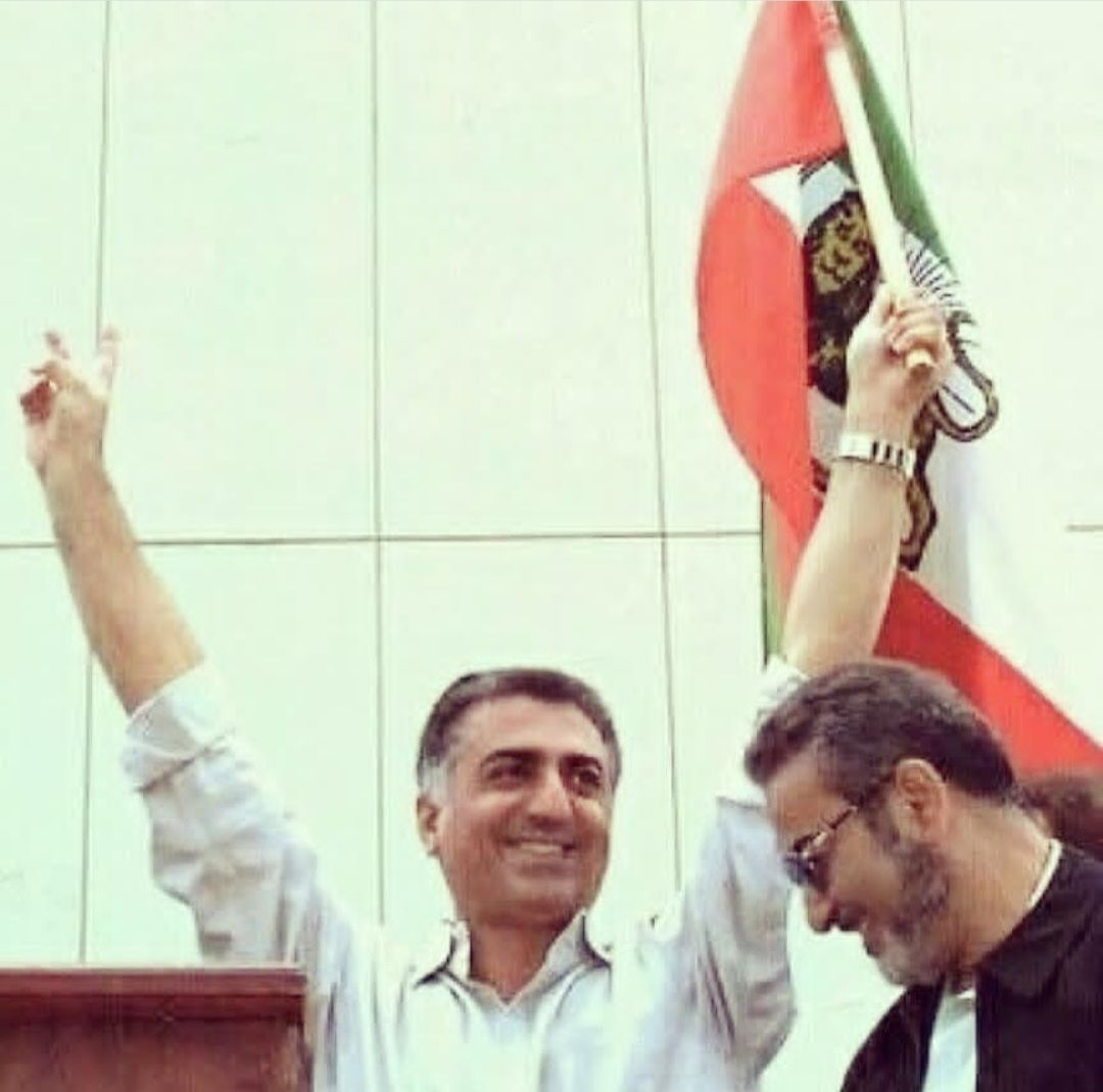 najibzadehh's tweet image. فکت : تمامیت ارضی ایران و پرچم شیر و خورشید نه تنها هیچ اهمیتی برای جهان وطنیها و چپها ندارد بلکه در تضاد با ایدئولوژی آنهاست. تا میتوانید در سراسر ایران،شیر و خورشید بلند کنید ✌🏼