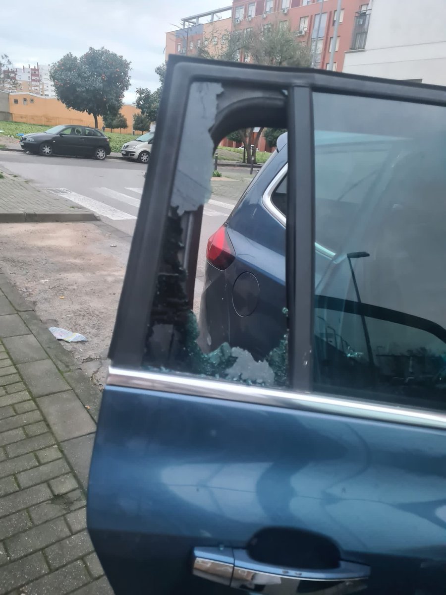 B_Contadores_'s tweet photo. @EmergenciasSev otra oleada de robos en vehículos en barrio Contadores, es raro el día que no se producen daños en vehículos. Es necesaria más presencia policial.
@jlsanzalcalde @pepelugomoreno https://t.co/IdEn0KR0Aj