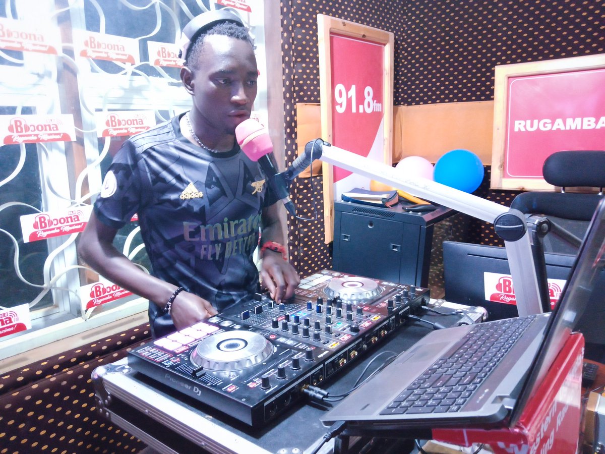New week new vibes 🎶🎶 On Air: #TabaguzaShow from 10am -2pm with @EchebeiUg and @DjEddiePro . Don't miss LunchTimeMix at 12:30pm. Stream live: boonafm.com ...