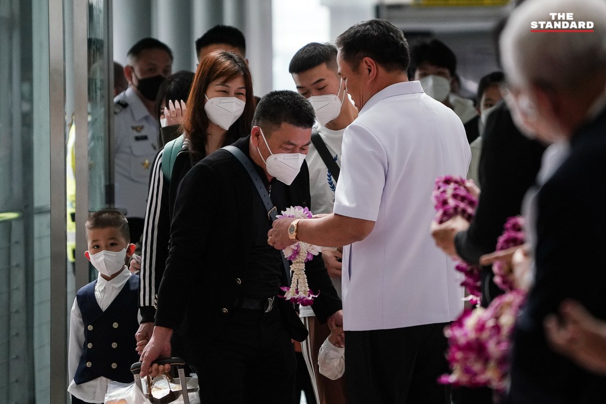 thestandardth's tweet photo. จีนเที่ยวบินแรกถึงไทยแล้ว อนุทินไปต้อนรับ ไม่ต้องแสดงผลวัคซีน-สุ่มตรวจโควิด เชื่อส่วนมากมีภูมิคุ้มกัน

https://t.co/0nH9juWCFv

ภาพ: ณาฌารัฐ ภักดีอาสา
#TheStandardPhoto https://t.co/B3CenSw8dy
