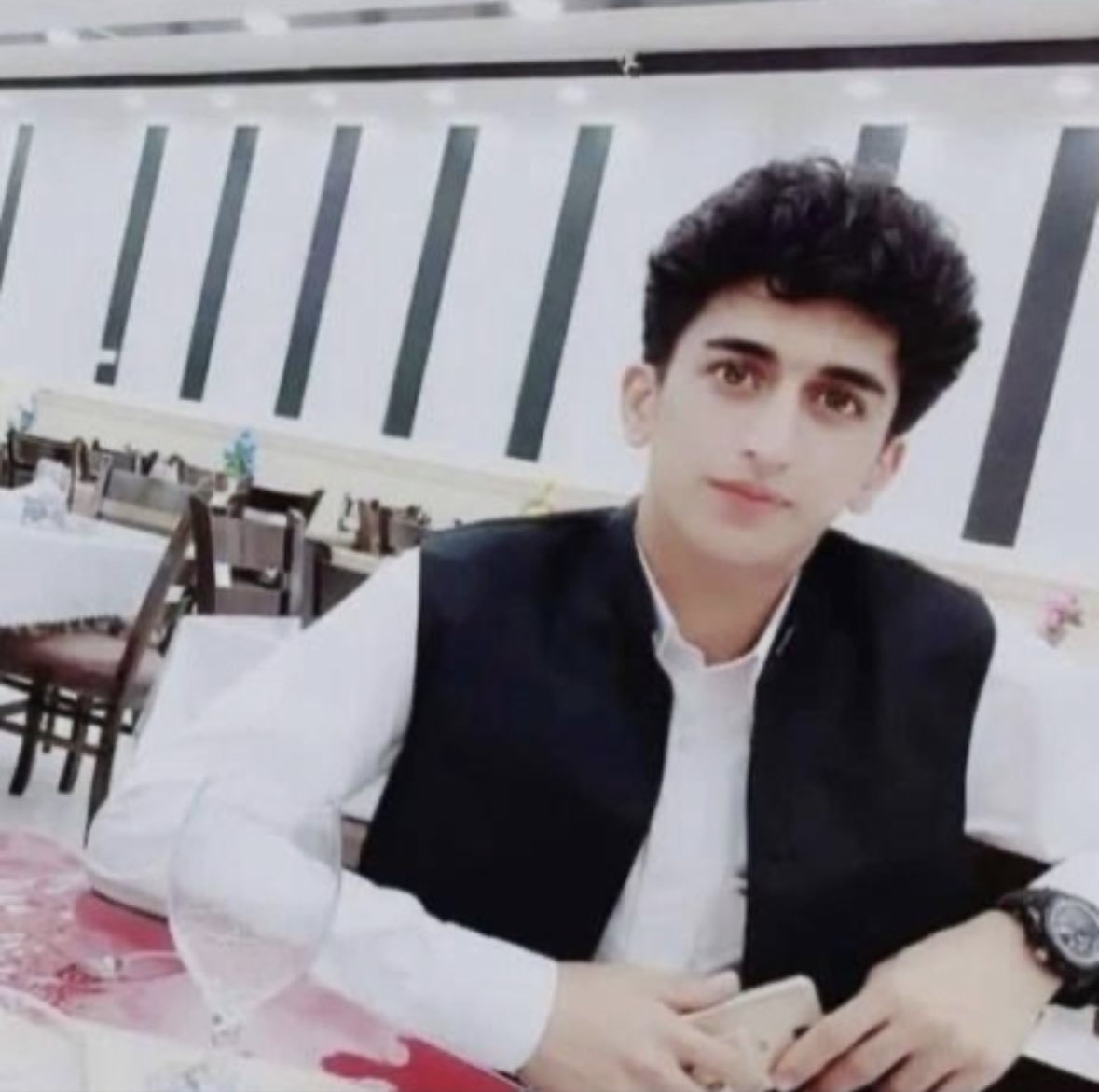 Sadaf__12's tweet image. یک شهروند بلوچ بنام #کامبیز_خروت به اتهام &quot;افساد فی الارض و محاربه&quot; به اعدام محکوم و حکمش در زندان زاهدان روز سه شنبه ۱۳ دی ماه به وی ابلاغ شده است.
از وی تحت شکنجه اعتراف اجباری گرفته شده و از حق داشتن وکیل انتخابی محروم است.

#IranRevolution