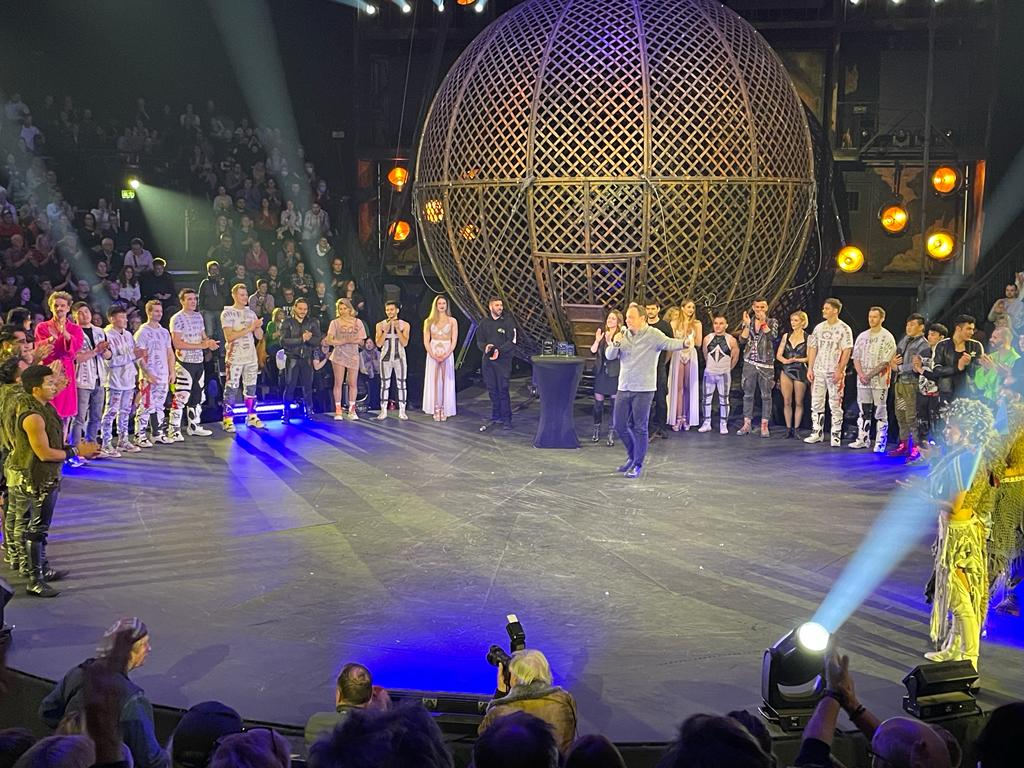 ch_geselle's tweet photo. Tolle Atmosphäre gestern Abend bei der Siegerehrung der besten Artistinnen und Artisten im Flic Flac-Zelt. 44.000 Menschen haben die 34 Shows besucht und gestaunt, was das Festival der Artisten alles zu bieten hat! https://t.co/iSru2Tydk0