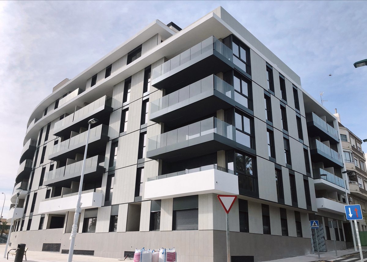 FUSTERarq's tweet photo. Comenzamos el año compartiendo esta fotografía del final de obra de la promoción Balcones del Vinalopó en Elche.
#balconesdelvinalopo #elche #arquitectura #elx #edificio #edificioresidencial #obranueva #viviendas #architect #architecture #building #viviendainfinita #edificación https://t.co/17kQE68dvI