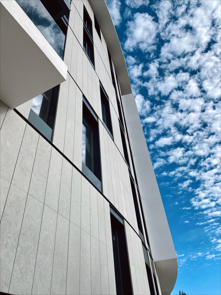 FUSTERarq's tweet photo. Comenzamos el año compartiendo esta fotografía del final de obra de la promoción Balcones del Vinalopó en Elche.
#balconesdelvinalopo #elche #arquitectura #elx #edificio #edificioresidencial #obranueva #viviendas #architect #architecture #building #viviendainfinita #edificación https://t.co/17kQE68dvI