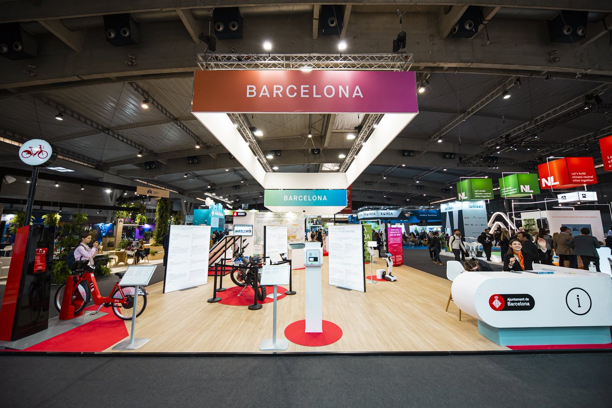 Anteverti's tweet photo. 🚩 'Barcelona lidera' va ser el lema de l'estand de la ciutat a l'@SmartCityExpo 2022.
🌍 Una instal·lació que vam ajudar al @bcn_ajuntament a conceptualitzar, definint-ne la narrativa tot destacant #Barcelona com a #CapitalDigital del sud d'Europa.
▶️ https://t.co/6sAgBxefZw https://t.co/kFRrxRUdlI