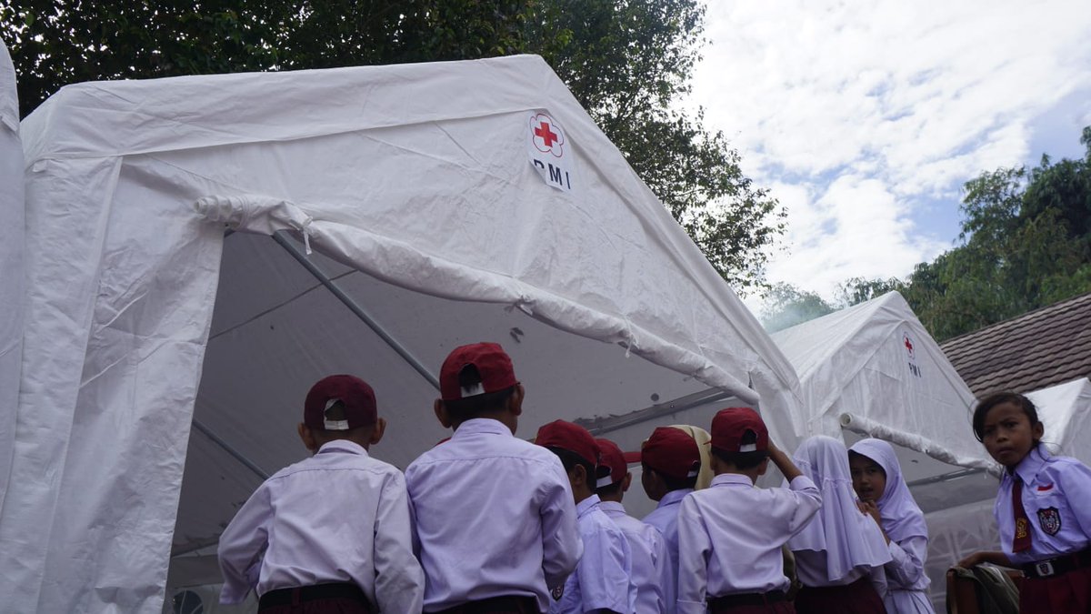 Para siswa dan siswi penyintas #GempaCianjur mulai melakukan aktifitas belajar mengajar di tenda yang sebelumnya didirkan oleh Palang Merah Indonesia (PMI) sebanyak 60 unit,