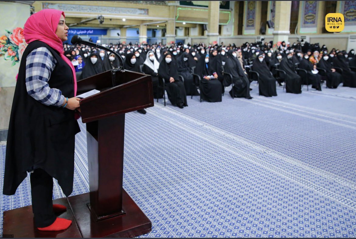 elahe_tabesh's tweet photo. در نظام جهوری اسلامی ایران، برای همه جا هست، حتی برای به اصطلاح براندازان هرچند اندکِ جامعه.
شال صورتی، عدم رعایت حجاب بصورت کامل، پیراهن چارخونه و جوراب قرمز، در محضر #امام_خامنه_ای در حال انتقاد کردن!
تفاوت بزرگیست میان اعتراض و اغتشاش.
آغوش رهبر برای منتقدین و معترضین باز است. https://t.co/Q0r2NmdCA3