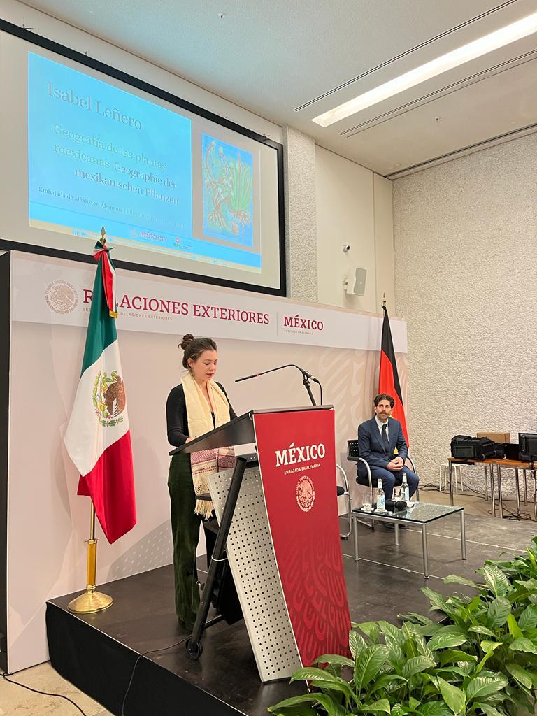 Kultur_Mexiko's tweet photo. El 6 de enero tuvimos el gusto de inaugurar "Geografía de las plantas mexicanas", de Isabel Leñero. Recuerda que puedes visitar esta exposición, inspirada en el Códice de la Cruz-Badiano, en @EmbaMexAle hasta el 17 de febrero, de 9 a 5pm. ¡No te la pierdas! @DiplomaciacMX https://t.co/OrLeiap054