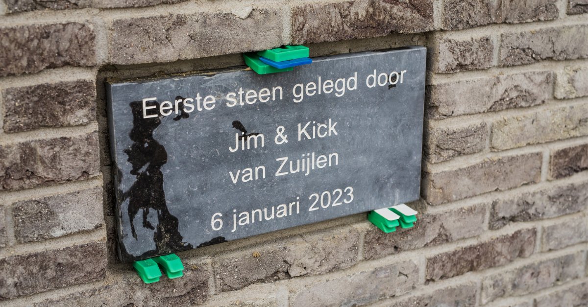 H2Moffshore's tweet photo. Last Friday, January 6th, a ceremony was held to mark the laying of the first stone for our new building. It was a momentous occasion for all of us at H2M,  We were honored to have Edwin van Zuijlen, his sons Jim and Kick, join us in laying this first stone.#newbuilding #H2M https://t.co/vCpONlu26P