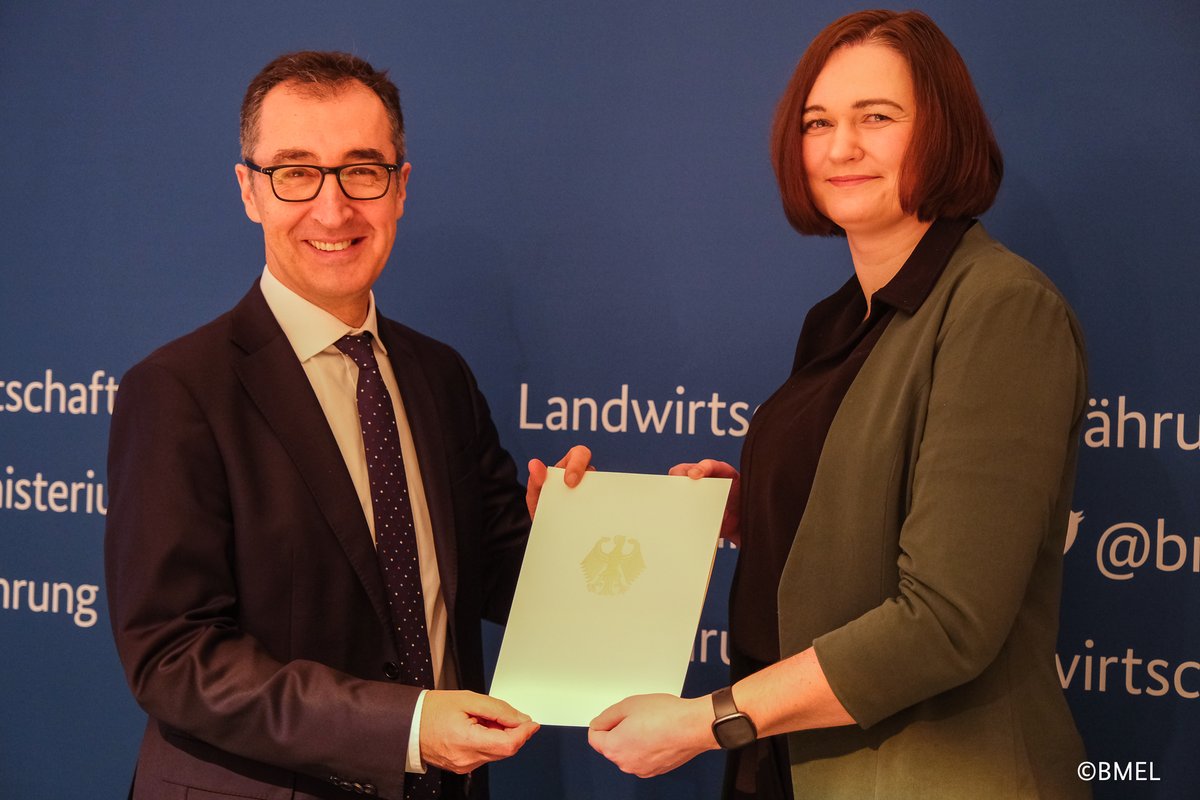 Herzlich willkommen, Claudia Müller. Sie ist die neue Parlamentarische Staatssekretärin bei uns im #BMEL. <a href="/GruenClaudia/">Claudia Müller</a> tritt die Nachfolge von Dr. Manuela Rottmann an, die Bundesminister <a href="/cem_oezdemir/">Cem Özdemir</a> um Entlassung zum Jahresende gebeten hatte, um sich neuen Aufgaben zu widmen