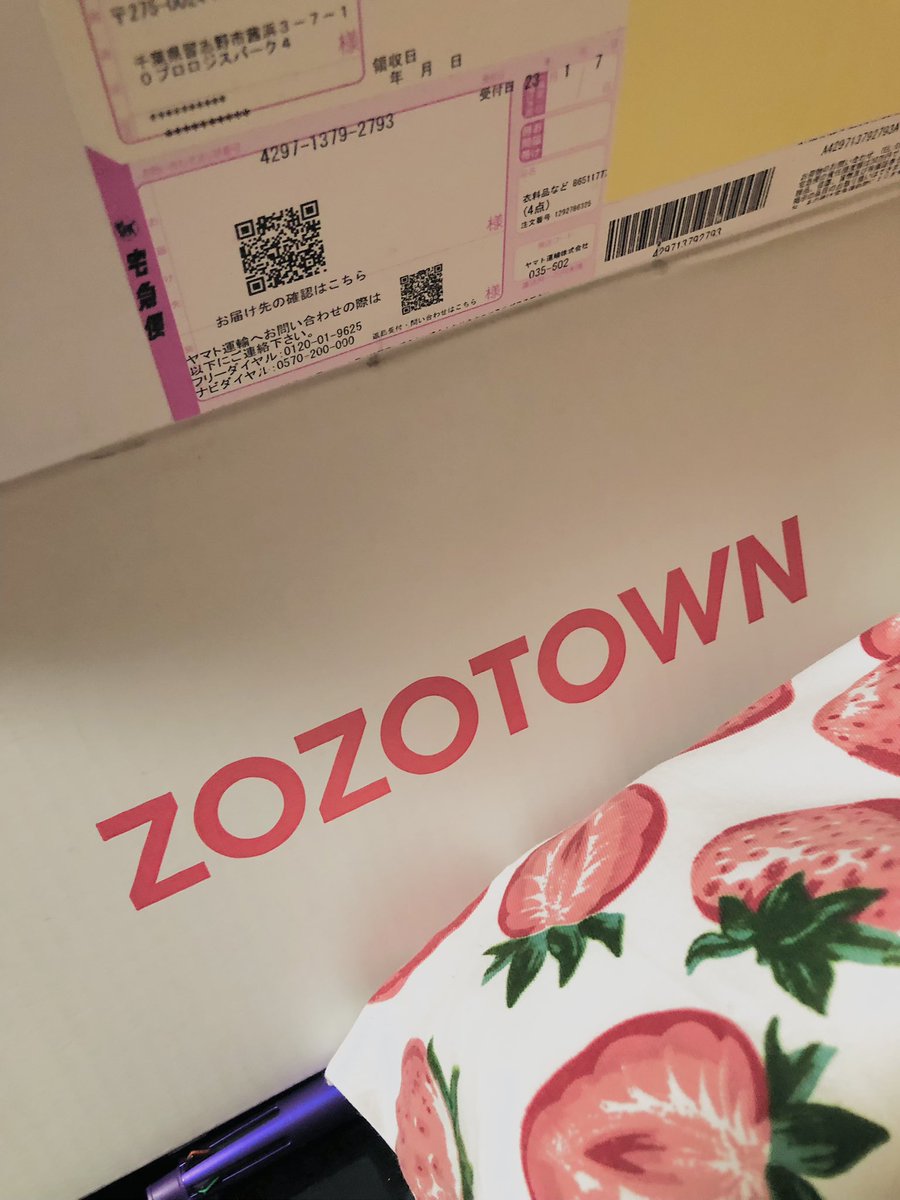 Collinskara71's tweet photo. 「#ZOZOSALE箱CP」
おめでたそう！
白箱で届いてびっくり〜
白×赤で可愛い〜💕
point当たりますよーに😘 https://t.co/uczYtDoTsC