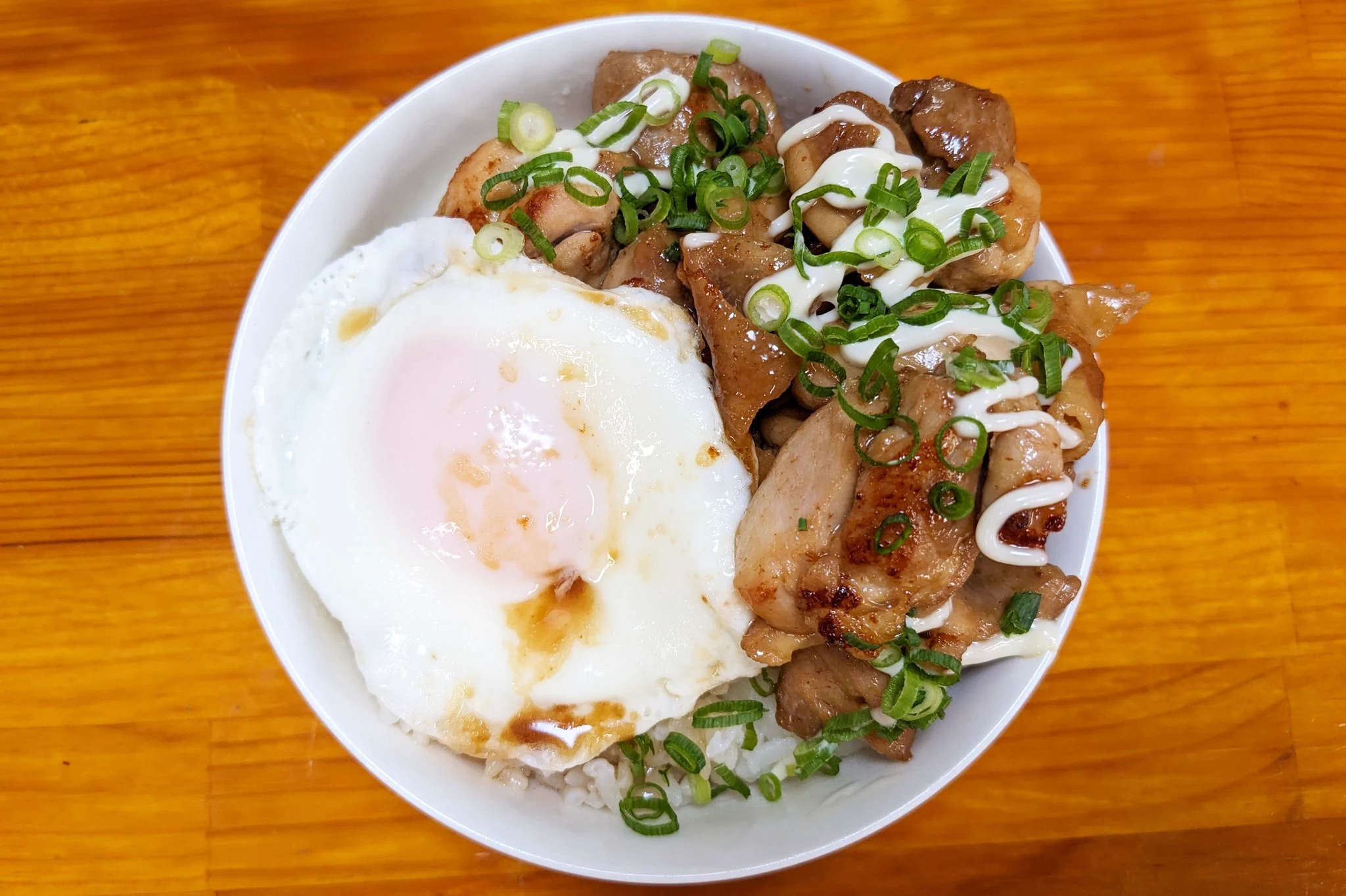 見るだけでよだれが出てきちゃう！「マヨエッグチキン丼」。