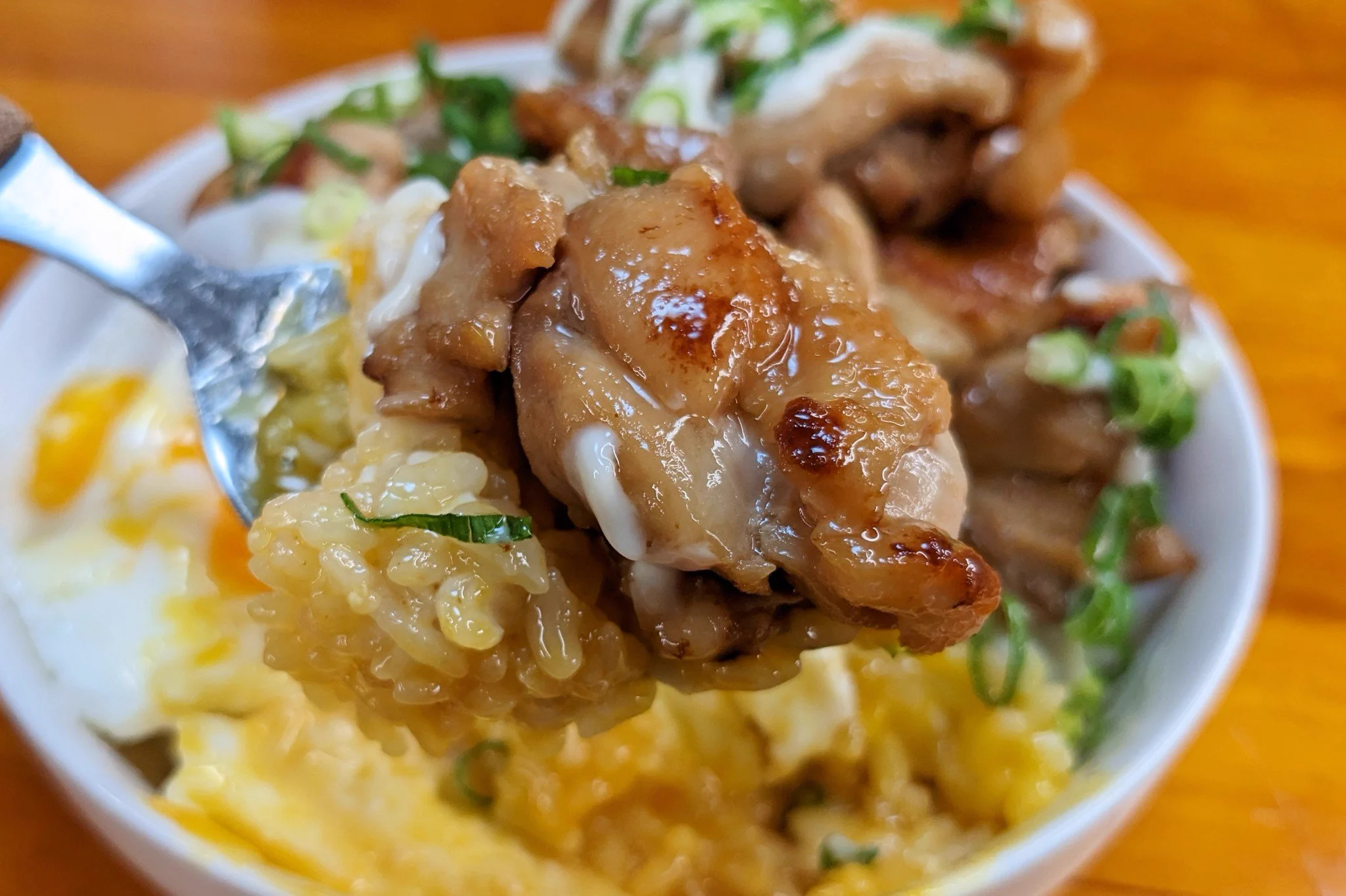 見るだけでよだれが出てきちゃう！「マヨエッグチキン丼」。