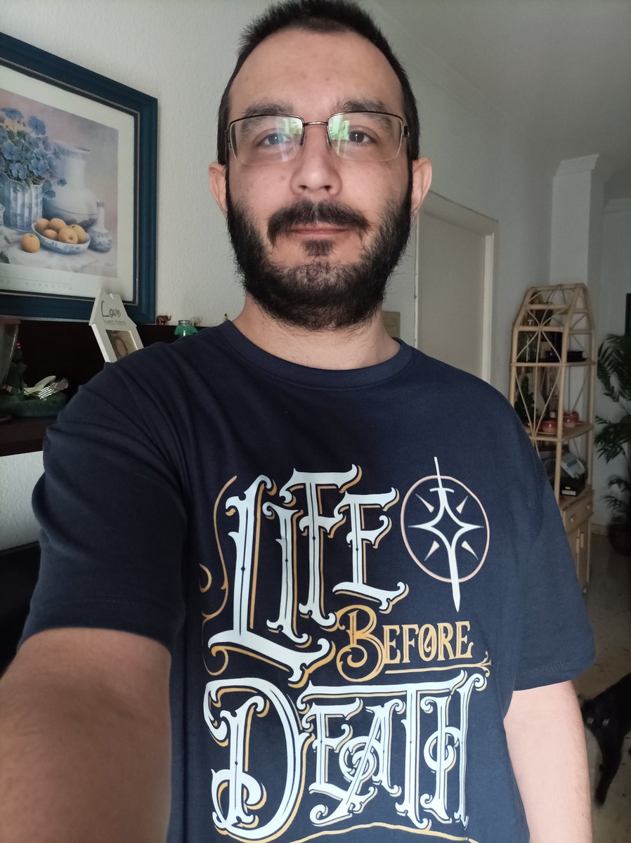 TheRui_exe's tweet photo. Ayer @LurdesUH y @RoyNewo vinieron de visita y me regalaron esta obra maestra de camiseta
#LifebeforeDeath https://t.co/5CeFHDZbTr