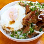 見るだけでよだれが出てきちゃう!「マヨエッグチキン丼」。
