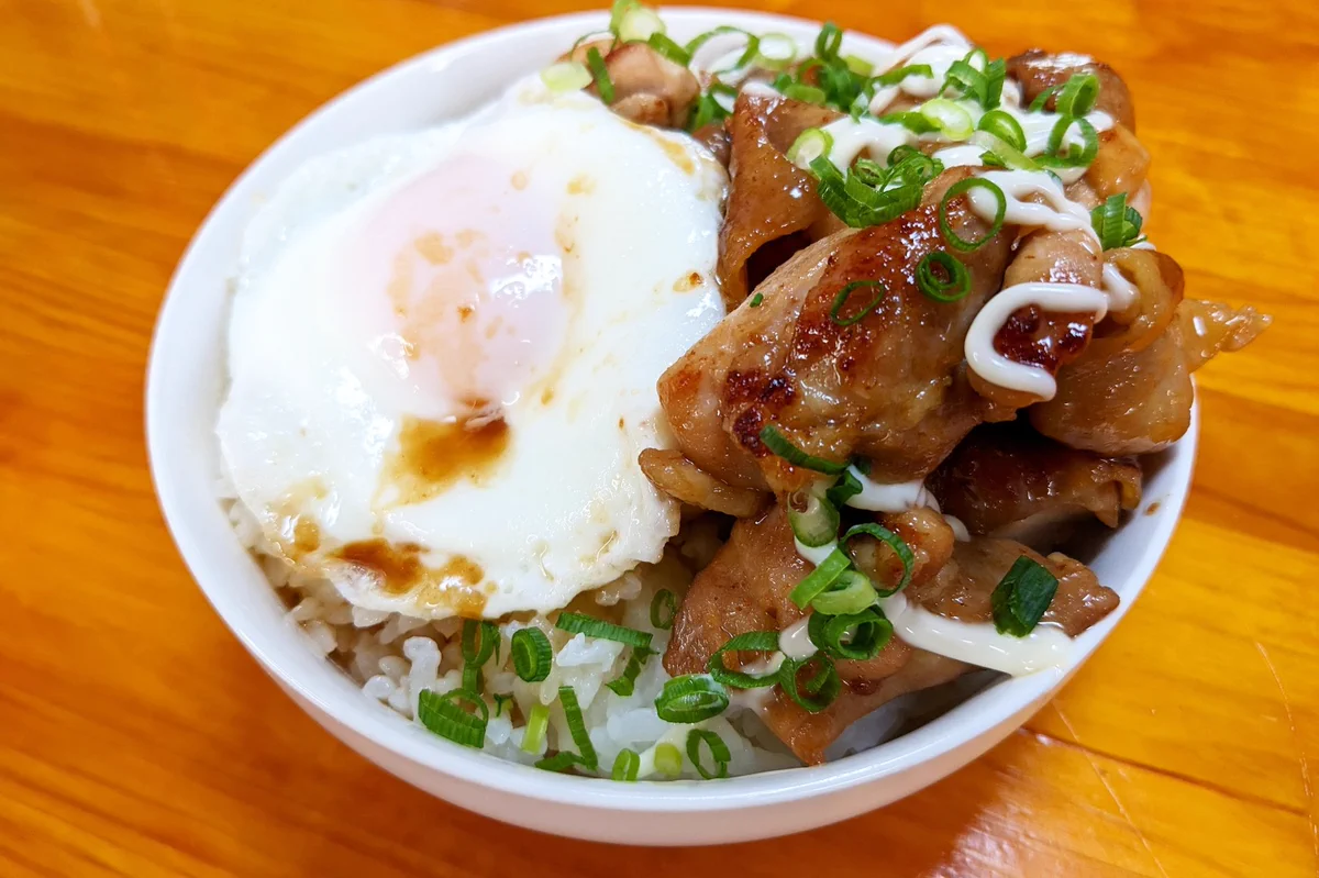 見るだけでよだれが出てきちゃう！「マヨエッグチキン丼」。