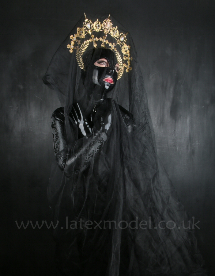 LatexModel's tweet photo. Mourning. https://t.co/YULWMAruDF

#TheLatexModel #dressedinblack #latexmodel #headdress #halo #totalenclosuremodel #madonna #femalemodel #professionalmodel https://t.co/bGWiNpHsuO
