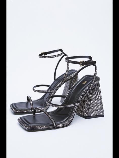 feetsnarms's tweet photo. Ladies Fashion Sandal Block Heels 

Brand; Zara

Price; 16,000

Available in Size 12 only (for now)

It will cost you $0 to retweet my business post. Please support my small business 🙏 https://t.co/e5uCHUBQI3