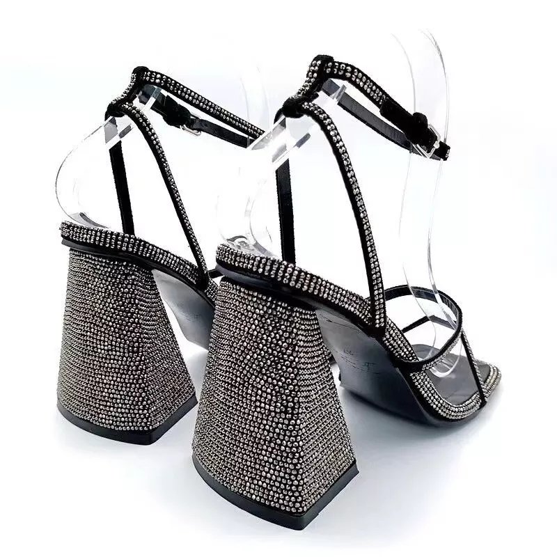 feetsnarms's tweet photo. Ladies Fashion Sandal Block Heels 

Brand; Zara

Price; 16,000

Available in Size 12 only (for now)

It will cost you $0 to retweet my business post. Please support my small business 🙏 https://t.co/e5uCHUBQI3
