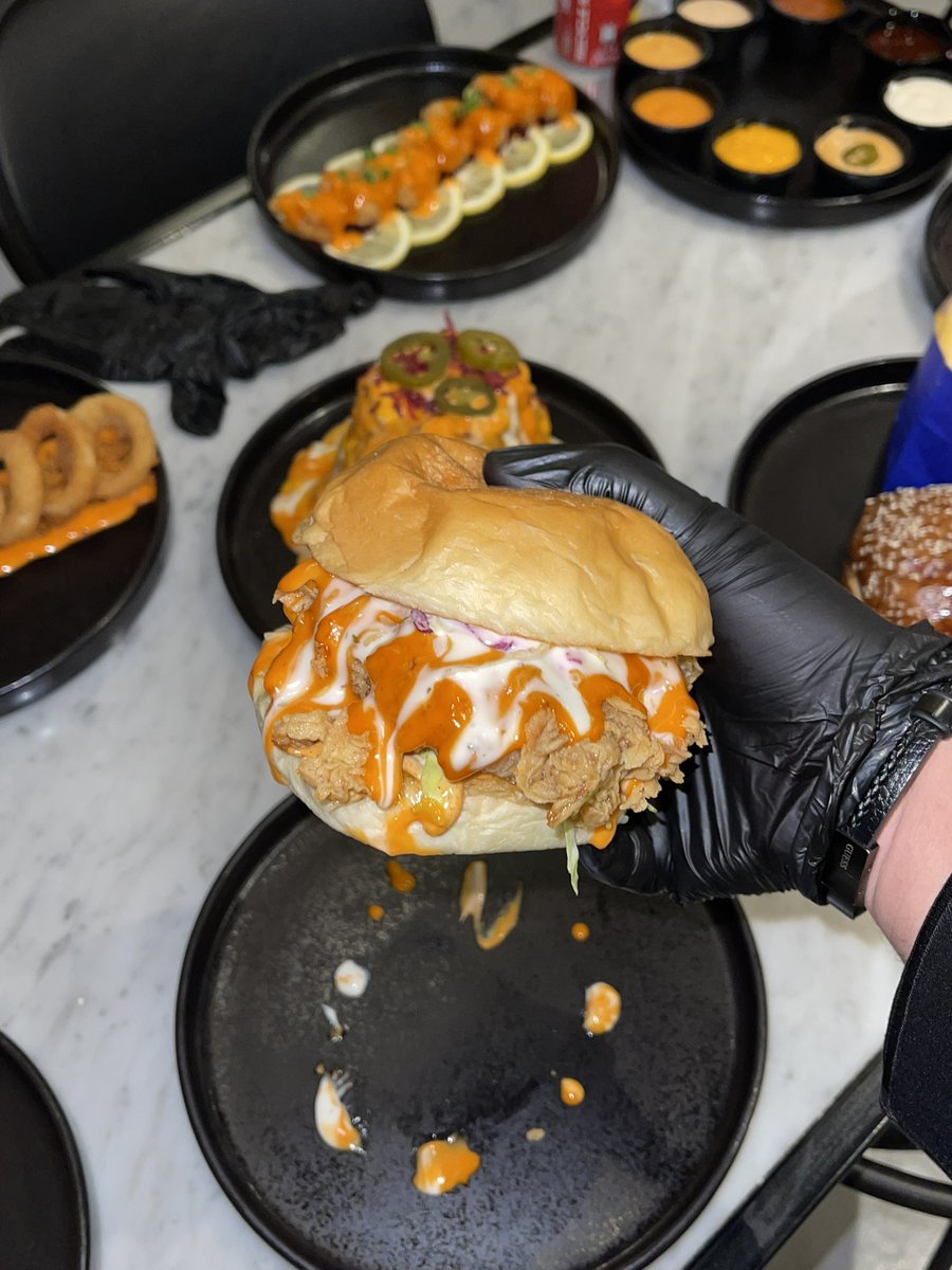 بوكس جولي برقر 79﷼ تخيل انها برقر لحم دبل وكبيره ومع صوصات بهذا السعر .. اذا انتم 3او 4 وتبون شي رهيب هالبوكس الحل🔥🍔🤩

•مطعم جولي برقر 📌🤩
يقدم برقر اللحم والدجاج بانواع متعددة واكثر شي تميزو فيه برقر اللحم والحين منزلين هالبوكس اذا انتم شخصين او 4 بيفيدكم طعم وسعر حلو🤩🍔