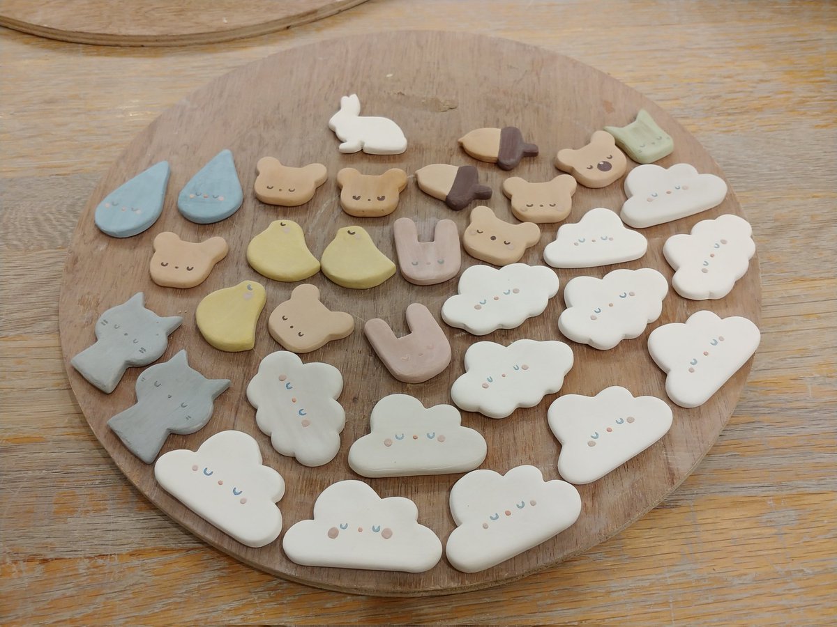 _maro__'s tweet photo. 공장 가동 중

#ceramics #clay #characterdesign #miniature #구름 #토끼 #병아리 #곰돌이 #물방울 #세라믹 #미니어처 #고양이 https://t.co/sm42vfni5h