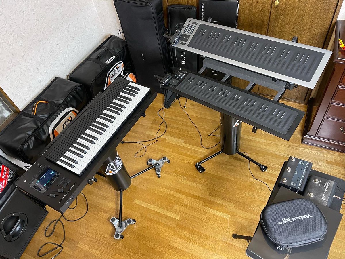kerederoom78's tweet photo. OsmoseとSeaboard RISE 2が到着したので、
これから固有の演奏法を研究しようと思います。
新しい鍵盤楽器はワクワクするわな!
#osmose #expressivee #seaboardrise2 #roli #seaboardrise #virtualjeffpro #virtualjeff #fomofx #keypro36 #keyprostand360 #keyboardstand #synthesizer https://t.co/DBi9RsmzKC