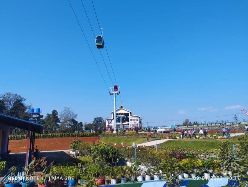 မန္တလေးတိုင်းဒေသကြီး ပြင်ဦးလွင်မြို့တွင် တည်ရှိသော ပွဲကောက်(BE Fall) အပန်းဖြေစခန်းတွင် မှန်တံတား တောတွင်းလျောက်လမ်း ကလေးကစားကွင်း ဆင်စခန်း စသည့်ဖြင့် ပြည်သူများအပန်းဖြေအနားယူရန် နေရာများအပြင်ယခု Sky Cable Car ကို စတင်စီးနင်းအပန်းဖြေလေ့လာနိုင်ပြီဖြစ်ကြောင်းသတင်းကောင်းပါးအပ်ပါသည်။