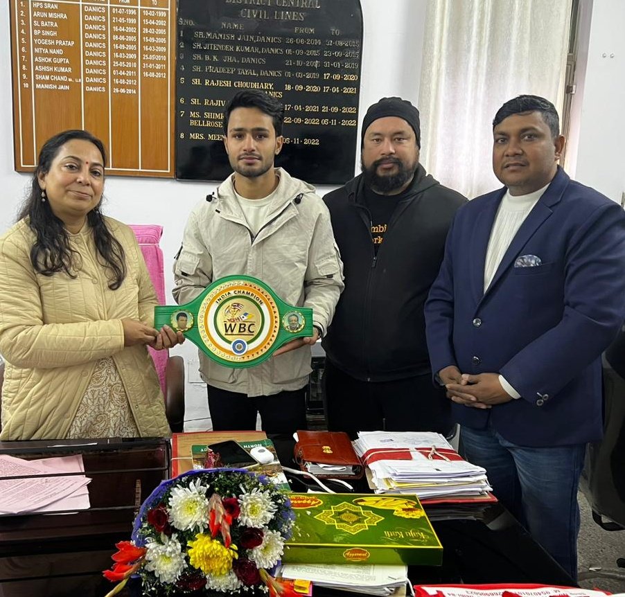 BoxingSingh's tweet photo. With Meena Tyagi SDM Civil Line Burari #BoxingTeam Satnam Singh, Vikram Ujjainwal Bhai Sahab #boxingcoachchandan #chandansinghboxingacademy #coachchandan #teamakbtc https://t.co/RPceBcg7J1